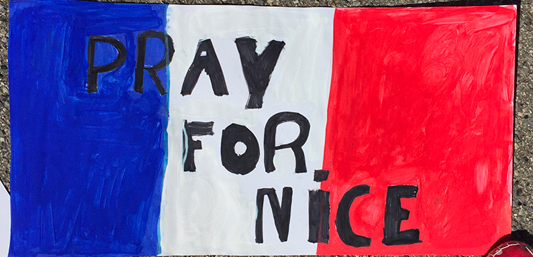 Hommage aux victimes de l'attentat de Nice : Pray for Nice