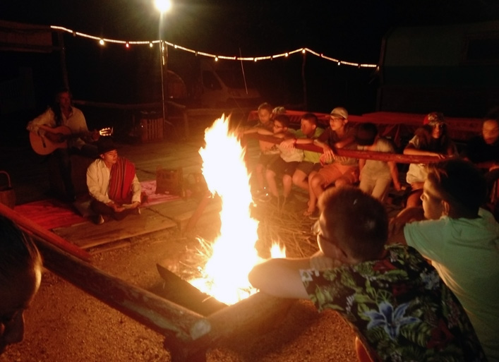 Séjour "Rencontre de la culture Tsigane" - les jeunes autour d'un feu