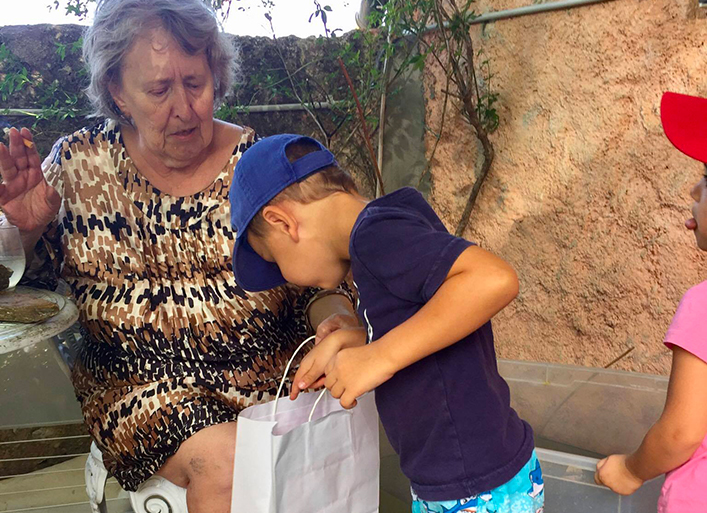 Distribution du kit fraicheur :Les petits Faliconnais prennent soin des personnes âgées