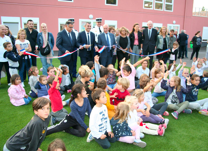 Inaugurations : Maire de Saint-Martin-du-Var coupe le ruban lors de l'inauguration de l'extension de l'école primaire