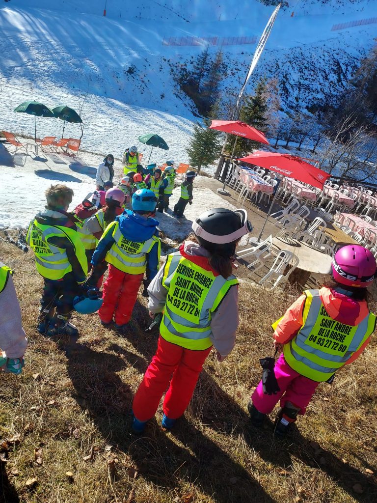 groupe d'enfants au ski