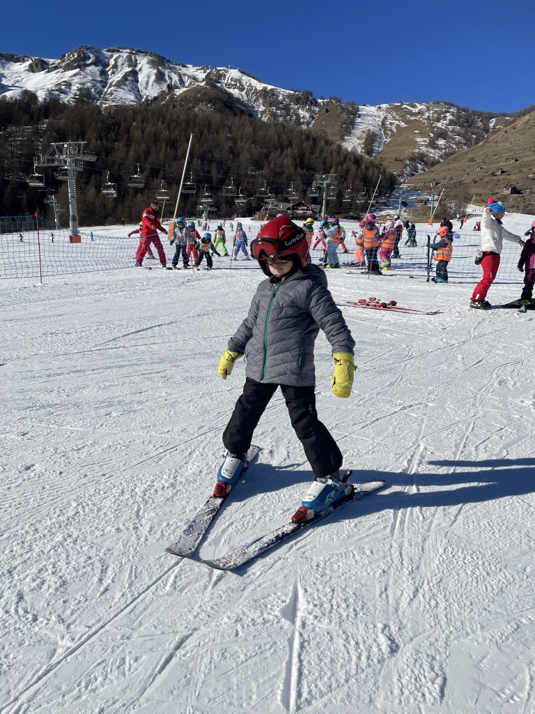 enfant sur les pistes de skien chasse neige 